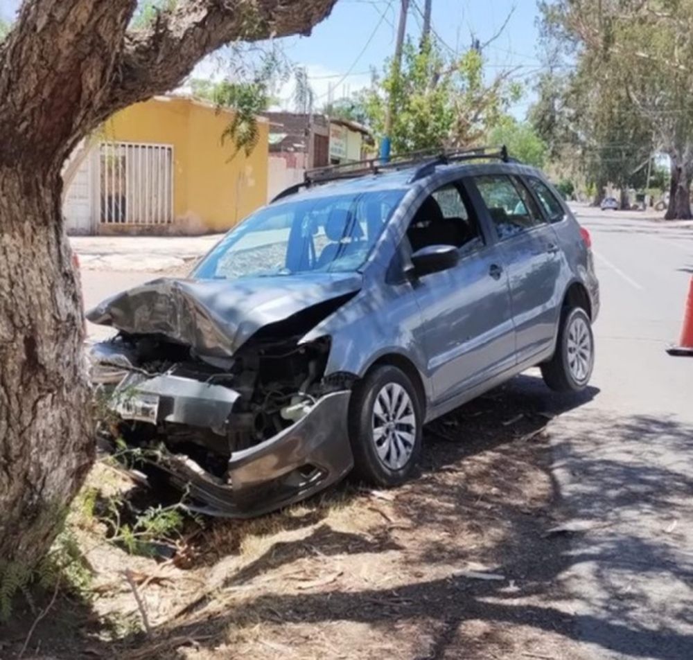 Impactante choque: una mujer perdió el control de su auto, se incrustó contra un árbol y sólo sufrió golpes