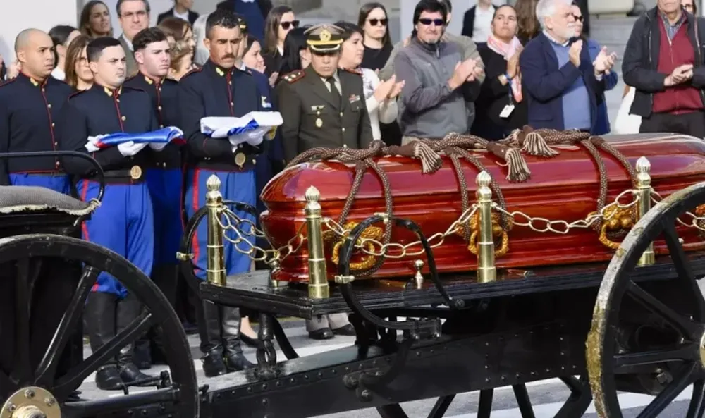 Con aplausos, una multitud despidió a “Pepe” Mujica por las calles de Montevideo