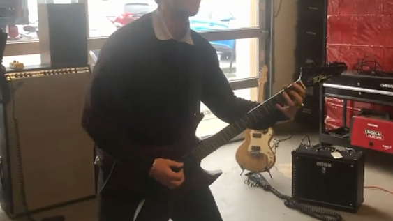 Joseph Quinn enloquece a las redes practicando el tema de Metallica para Stranger Things 4