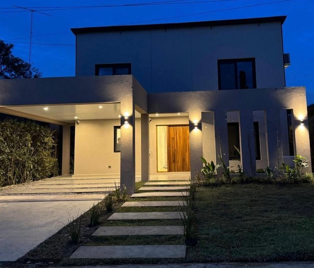 La casa de Manuel Adorni en el country Indio Cua tras las obras de remodelación.&nbsp;