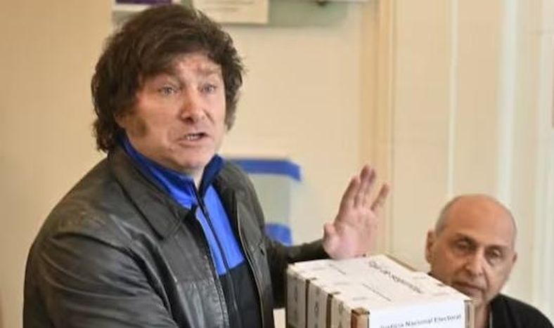 Votó Javier Milei: una multitud lo acompañó y le cantó el cumpleaños