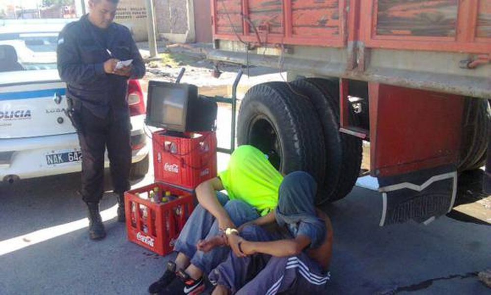 Dos menores caen en pleno robo a un local