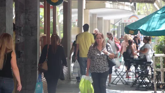 Cerca del mediodía salieron al centro para aprovechar el feriado