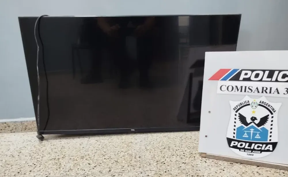 Compró un televisor por $82 mil, se enteró que era robado y él mismo lo devolvió a la Policía