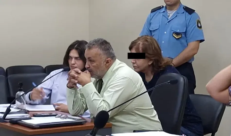 El estilista Mariño con su abogado defensor Ismael Hidalgo. No se muestra la cara del imputado para proteger a la presunta víctima.&nbsp;