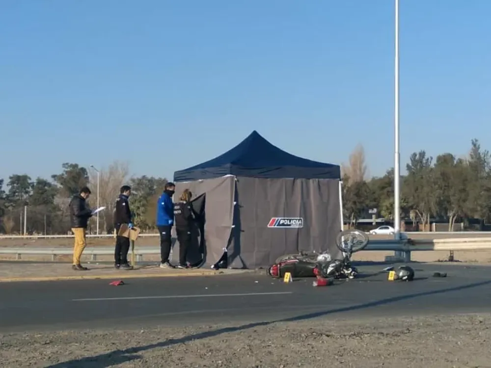 Un motociclista falleció al chocar con un utilitario en la zona del Monumento al Gaucho