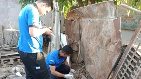 Encontró a su ayudante muerto en el taller mecánico: investigan el contenido de un vaso