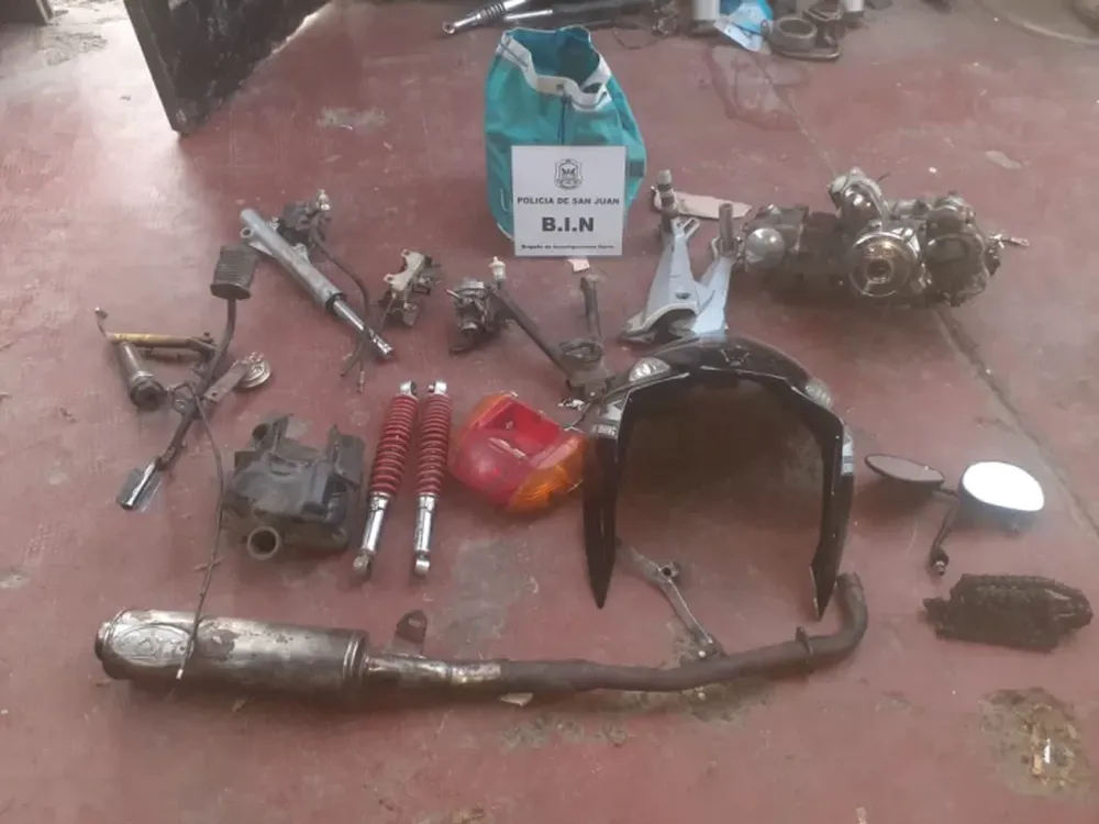 Un hombre con fracturas y una mujer inconsciente, al chocar en moto con un auto