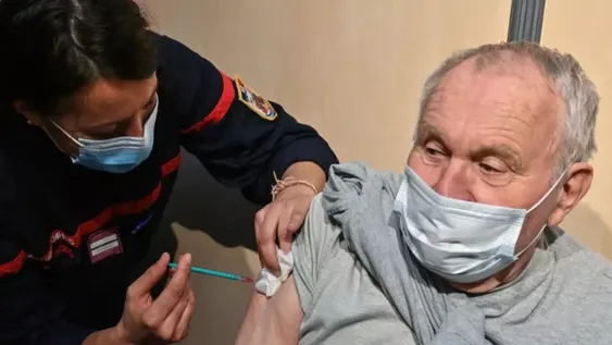 Francia abrirá el 15 de junio la vacunación contra el coronavirus para todos los adultos