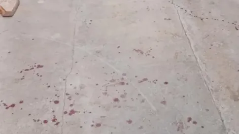 Así quedó el piso, con gotas de sangre como reguero.