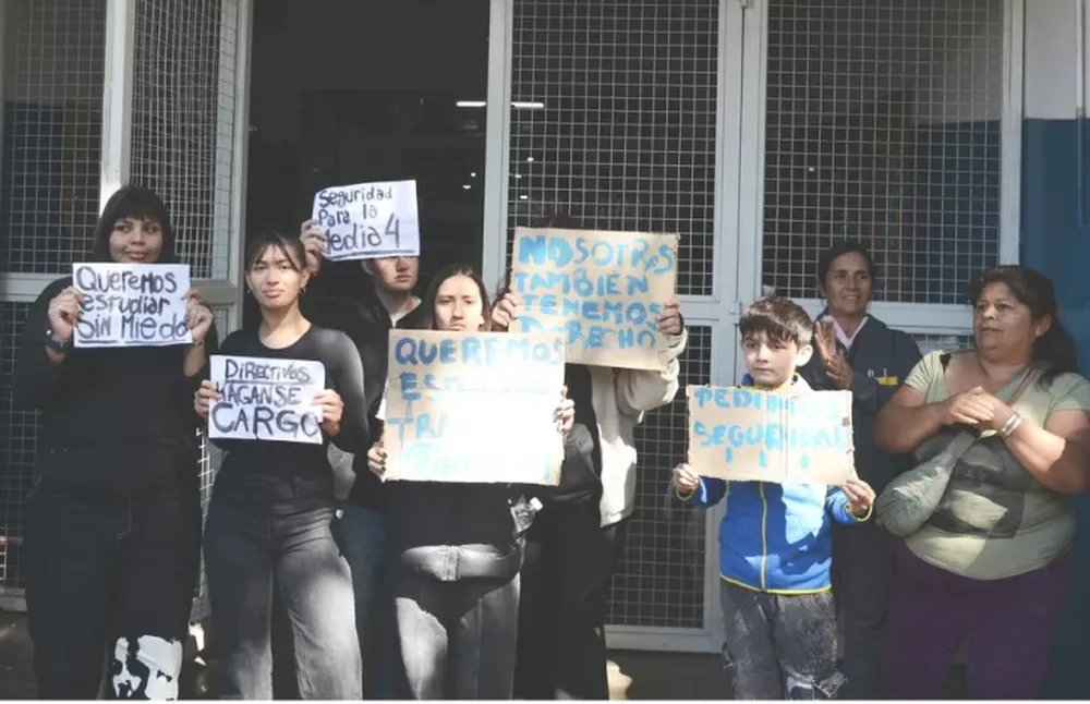 ESTUDIAR TRANQUILOS. Alumnos de la Escuela de Educación Media N°4 de Ingeniero Maschwitz pidieron seguridad.