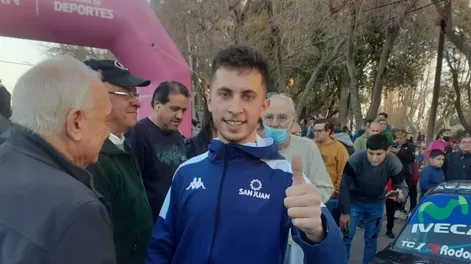 Tobías Martínez se dio el lujo de manejar el auto en el que brilló Ledesma