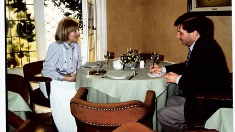 El periodista sanjuanino, Luis Eduardo Meglioli, entrevistó a Isabel Perón en Madrid, España, luego de ser derrocada, como también en misa. Además obtuvo una nota con Guillermo Patricio Kelly. Todo en el contexto de tiempos turbulentos en Argentina, lo mismo que los personajes políticos de esa época.