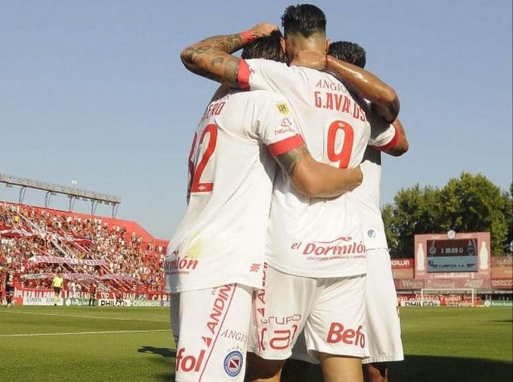 Argentinos Juniors goleó a Newell’s y se aferró a la punta