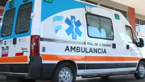 Chocó contra una camioneta y fue internado inconsciente en grave estado