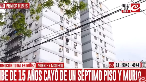un joven cayo del septimo piso de un edificio