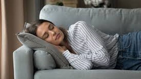 Por qué la siesta de 30 minutos mejora la memoria y creatividad