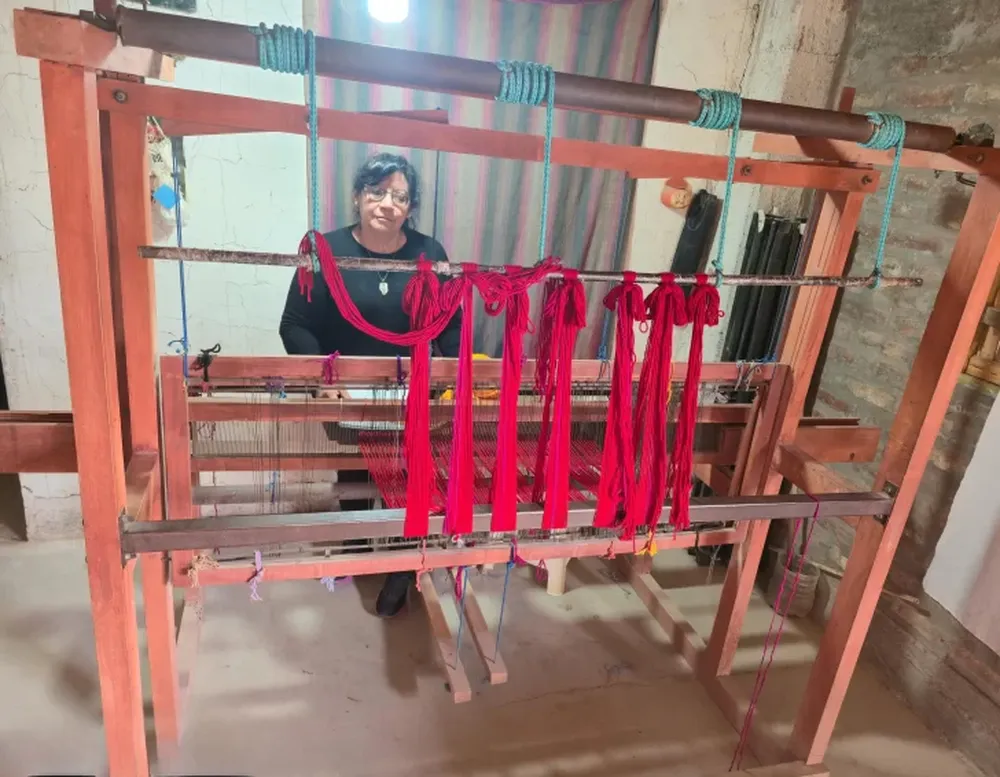 MARGARITA FRENTE AL TELAR donde pasa largas horas de su vida, creando y plasmando sus ideas.