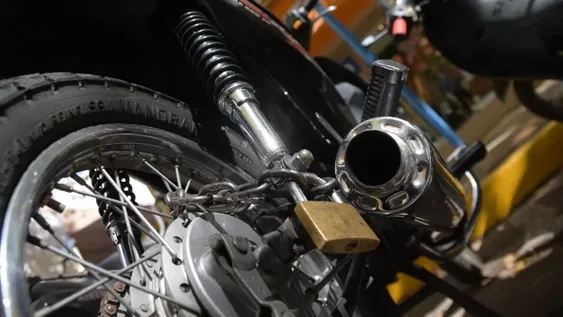 Un sujeto reincidente robó una moto mientras caminaba: condenado a 3 años de cárcel