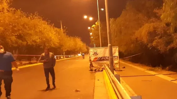 Lo peor para joven motociclista al estrellarse contra un guardarrail