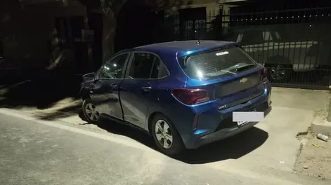 El detenido intentaba robarse un auto estacionado en la calle.