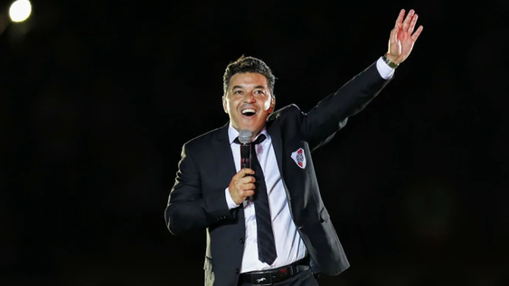 Gallardo les habló a los hinchas y sorprendió sumándose a un cantito