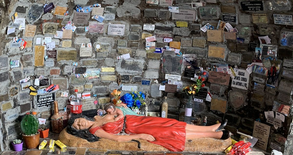 La Difunta Correa, que año a año congrega a cientos de peregrinos del país y el extranjero en el santuario, es objeto de estudio de la Universidad y el Arzobispado de San Juan.&nbsp;