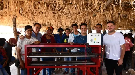 Entregan una sobadora de cuero a pueblos originarios de Sarmiento