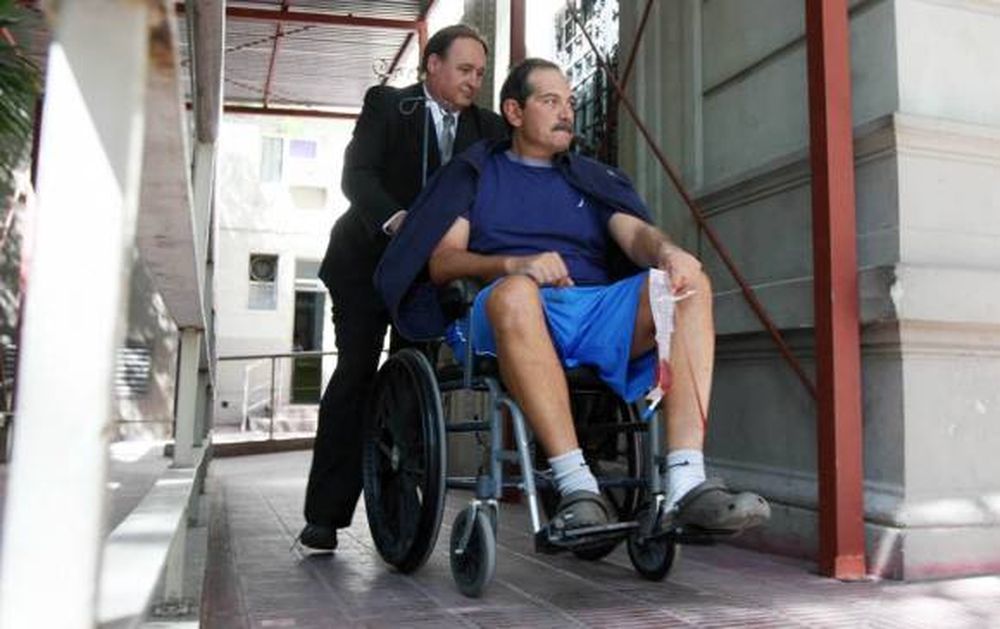 Operaron a Alperovich por un golpe en los testículos