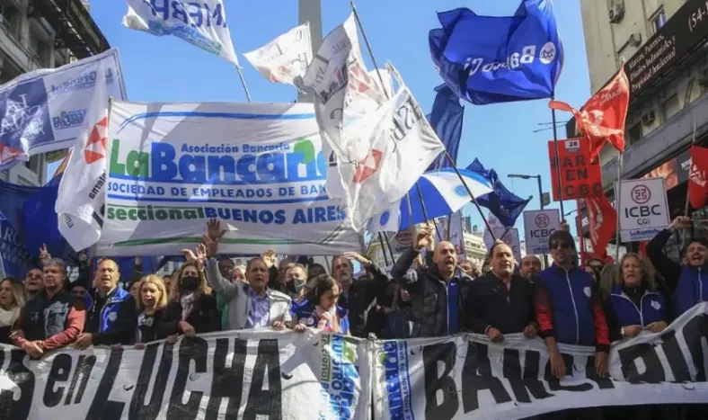 La Bancaria acordó un aumento salarial del 66% y bono inicial por su día de casi $343 mil