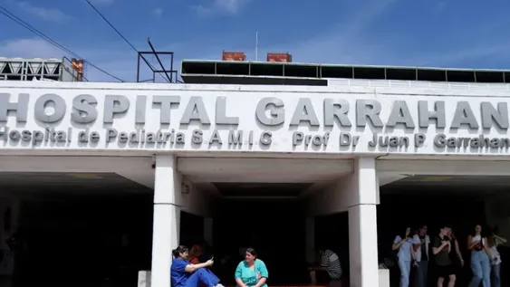 Alerta. Los trabajadores del Garrahan ayer seguían en alerta. Dijeron que no recibieron ninguna comunicación oficial sobre el aumento salarial.