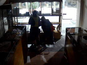 Robo millonario en una joyería. Imagen captura video.