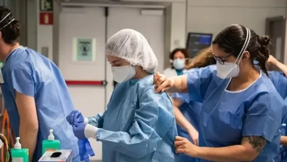 Proponen limitar la responsabilidad penal de los médicos por atender a pacientes con Covid