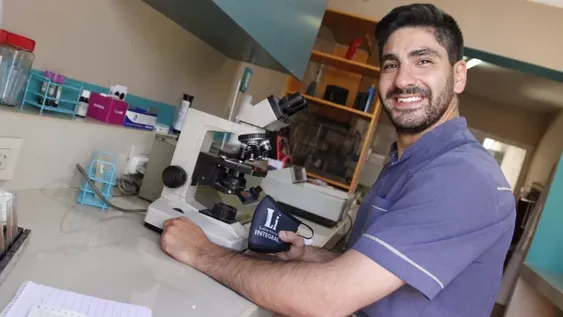 Trabajaba en la Policía y, por sus virtudes, ahora es un pilar en el laboratorio Covid