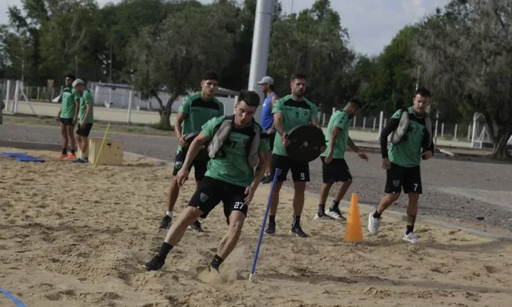 A FULL. Así se movieron los jugadores del plantel Verdinegro en las instalaciones del Centro de Educación Física N°20.