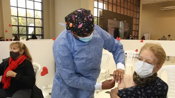 Covid: preocupa que sólo el 40% de la población se aplicó el refuerzo de la vacuna