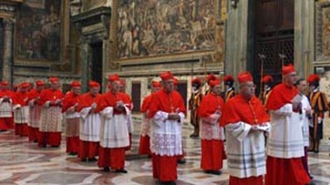 Llegan los primeros cardenales que elegirán al nuevo Papa