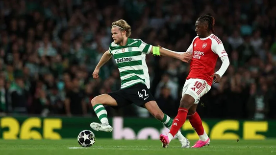 El Arsenal celebra su clasificación en la Champions League tras eliminar a Sporting Lisboa y meterse entre los cuatro mejores.