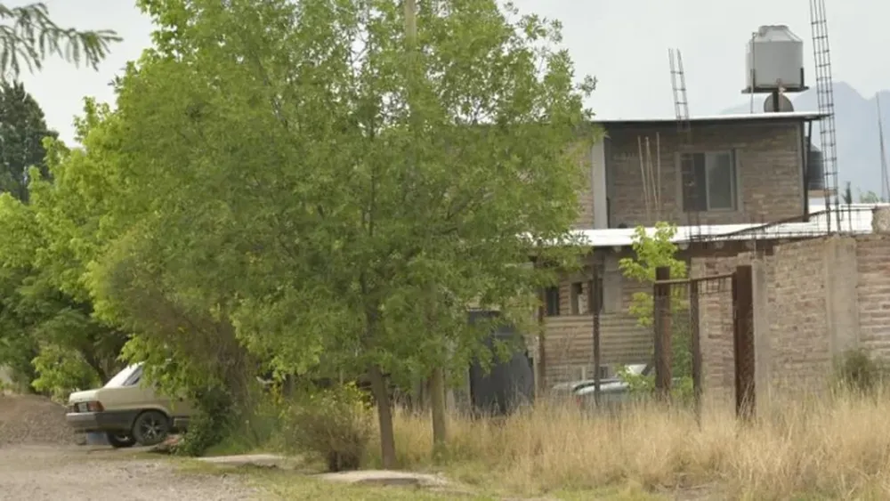 Llegó a su casa y encontró a su mujer con el amante: provocó un baño de sangre