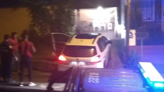 Le intentaron robar el auto mientras lo guardaba en su casa: se resistió y lo fusilaron