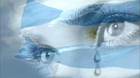 Por Una avenida que íntimamente extraña aquella extraviada ciudad orgullo ante el mundo, avanza Una muchedumbre de pobres zombis cargados de bártulos de emergencia y criaturas dormidas, conducidos por tres o cuatro que les cobran el derecho de ser indigentes y les prohiben opinar sobre Una miseria que se les ha enraizado en el alma