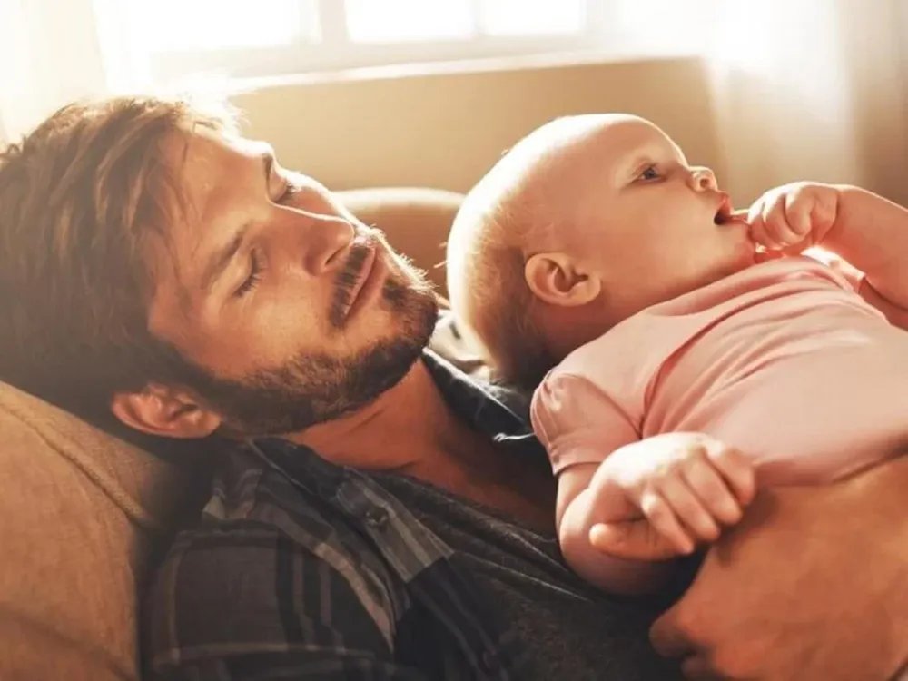 Un padre compartió una técnica para dormir mientras cuida a sus hijos y se hizo viral