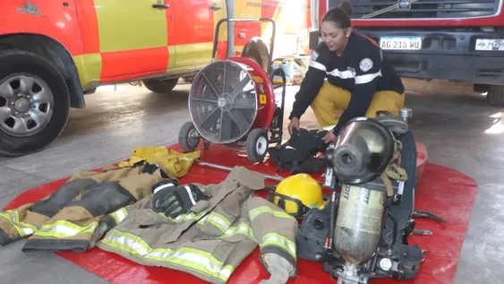 COMPARTIR. Las primeros equipos y herramientas que recibieron en donación los Bomberos de Chimbas se distribuyeron entre diferentes cuarteles de San Juan.