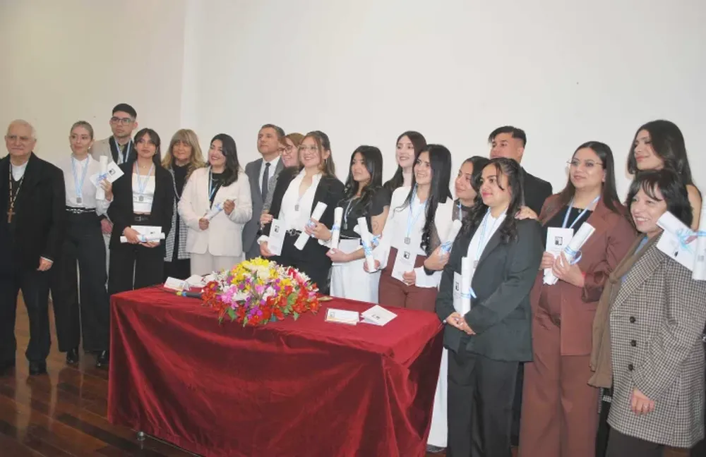 EN UN EMOTIVO ACTO, en el que se destacó el valor de la enfermería, 14 estudiantes de la Católica recibieron en la ciudad de San José de Jáchal su diploma que los acredita como enfermeros universitarios.