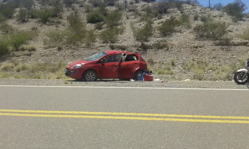 Familia catamarqueña volcó en Jáchal: una mujer, grave