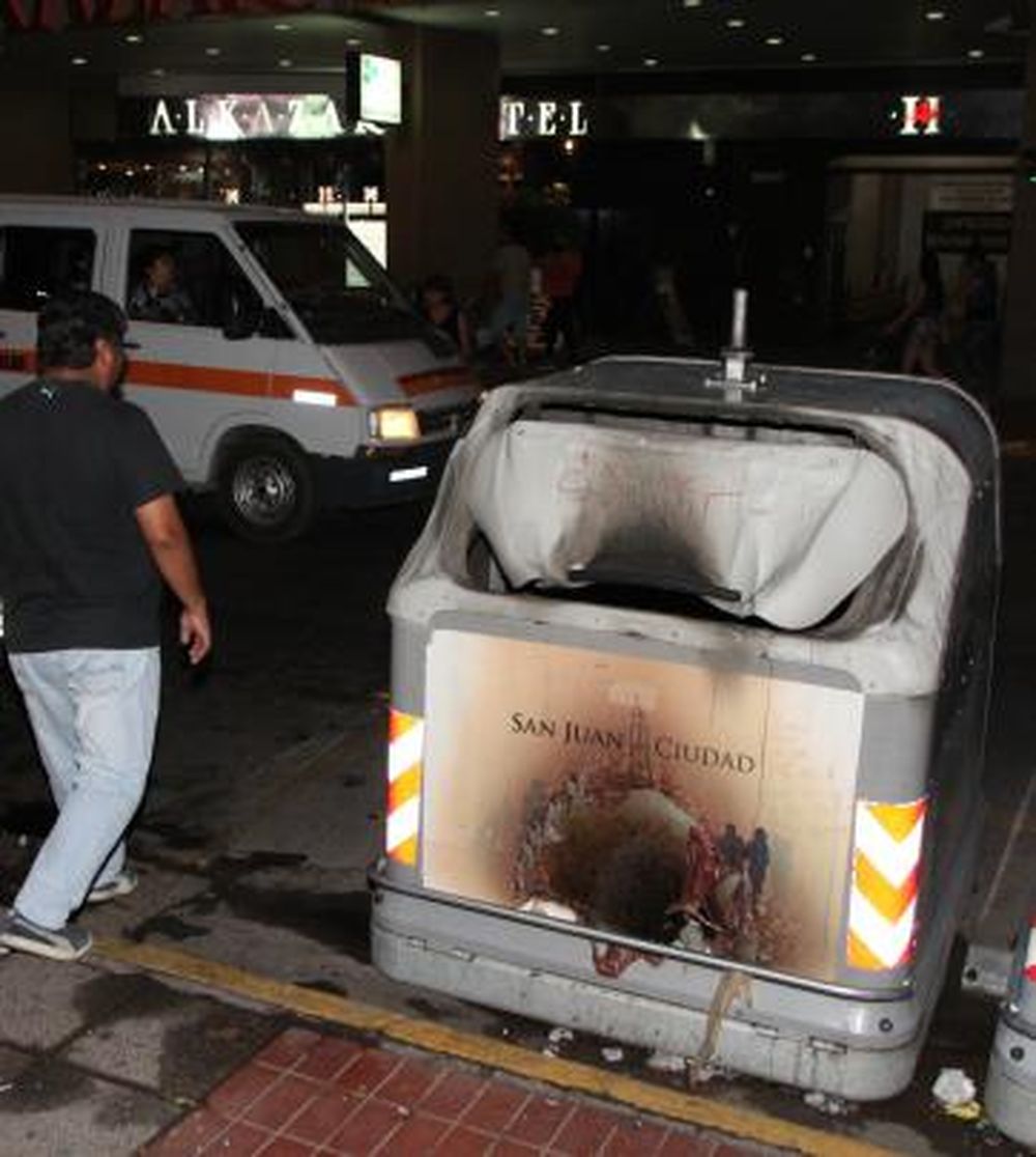 Queman 7 contenedores de basura en el centro