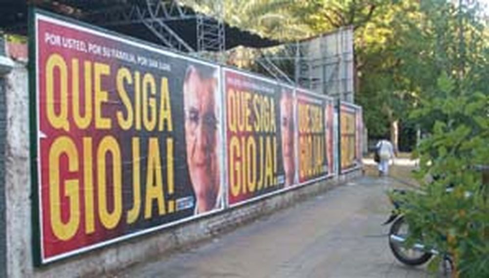 Aparecieron los primeros afiches de Gioja por la re reelección