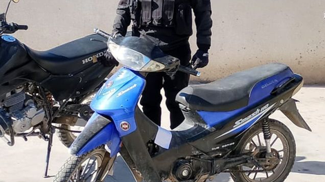 Lo pararon en un operativo y comenzó a insultar a los policías: iba en una moto robada