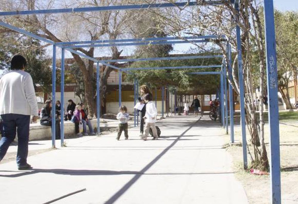 Denuncian a una maestra por atar a la silla a un niño