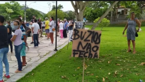 Incidentes en Buzios tras la orden para que los turistas desalojen la ciudad en 72 horas